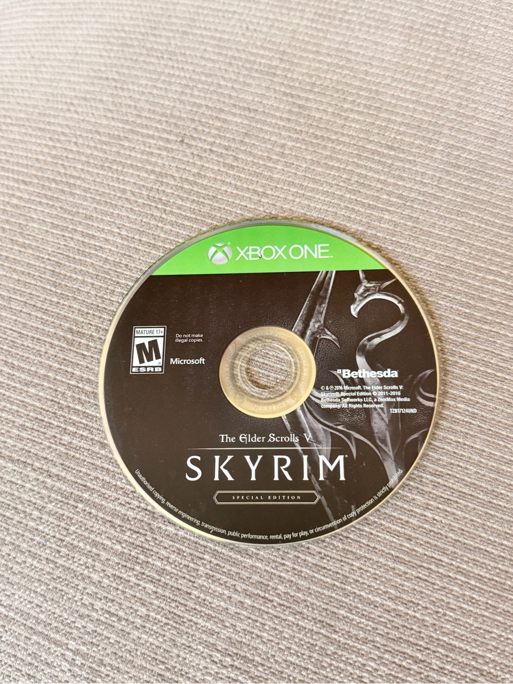 Xbox One Skyrim Special Edition Game Disc - Black & Green